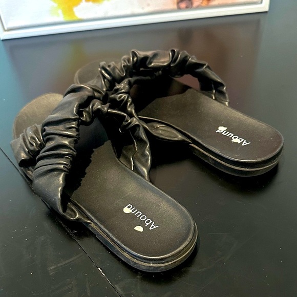 Abound Women's Black Ruched Slide Sandals - Picture 2 of 2